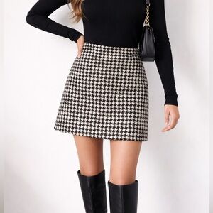Lord & Taylor Black & White Houndstooth A-Line Mini Skirt